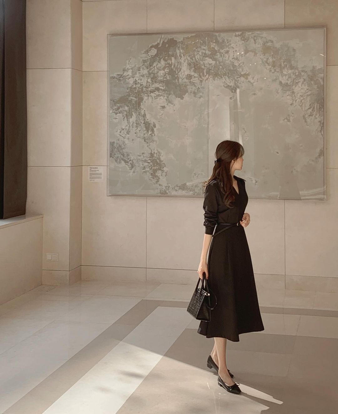 Váy đen tối giản - kiểu váy đáng sắm nhất cho nàng công sở - Ảnh 11.