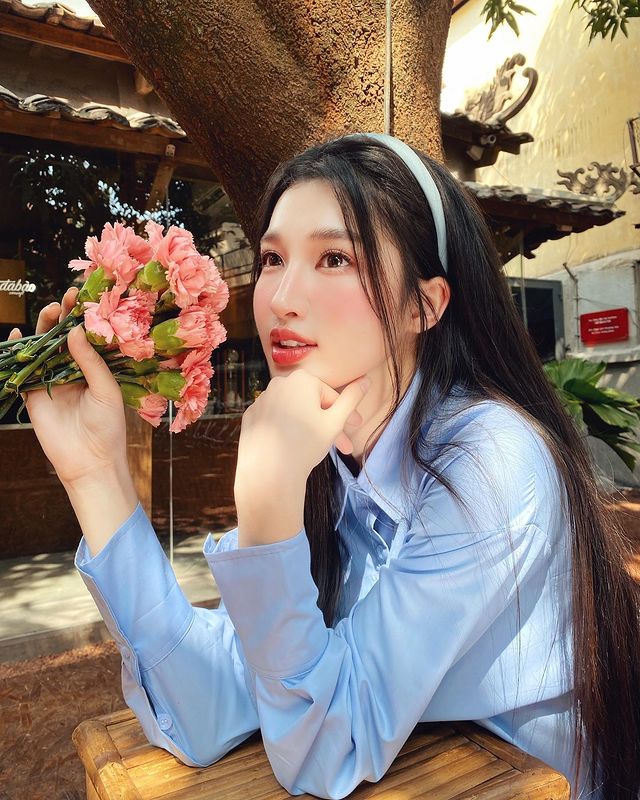 Cứ 1 mét vuông lại có 3 Lưu Diệc Phi: Nhờ trend ôm hoa, mẫu áo sơ mi xanh đơn giản bỗng trở nên viral - Ảnh 2. Cứ 1 mét vuông lại có 3 Lưu Diệc Phi: Nhờ trend ôm hoa, mẫu áo sơ mi xanh đơn giản bỗng trở nên viral - Ảnh 2.