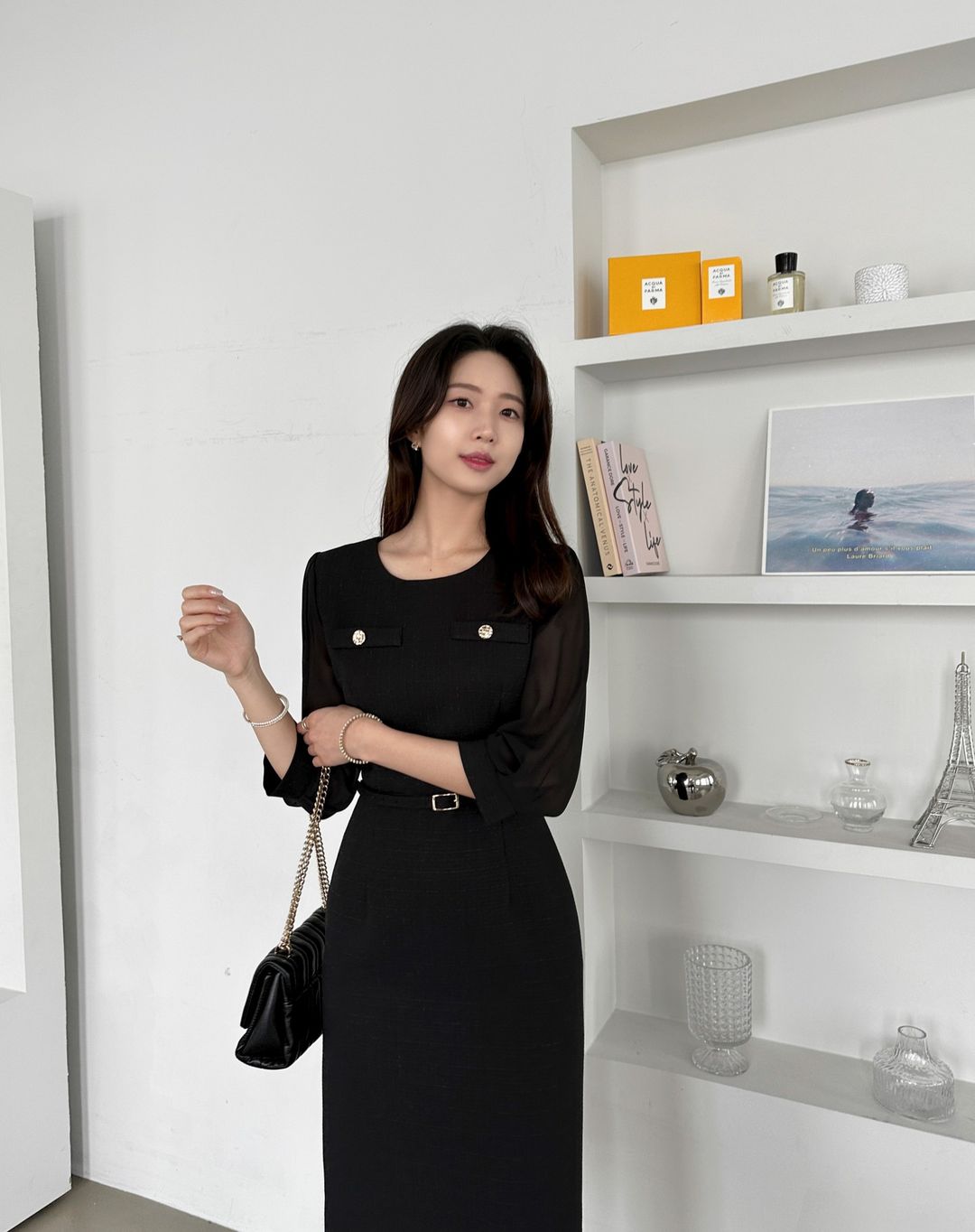 Váy đen tối giản - kiểu váy đáng sắm nhất cho nàng công sở - Ảnh 1.