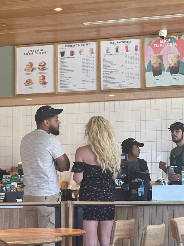 Britney Spears đi nghỉ c&ugrave;ng vệ sĩ sau khi th&aacute;o nhẫn cưới - Ảnh 3.