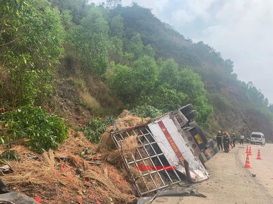 Phú Yên: Xe dưa lật vào vách núi, ít nhất 1 người chết, 8 người trọng thương - Ảnh 2.