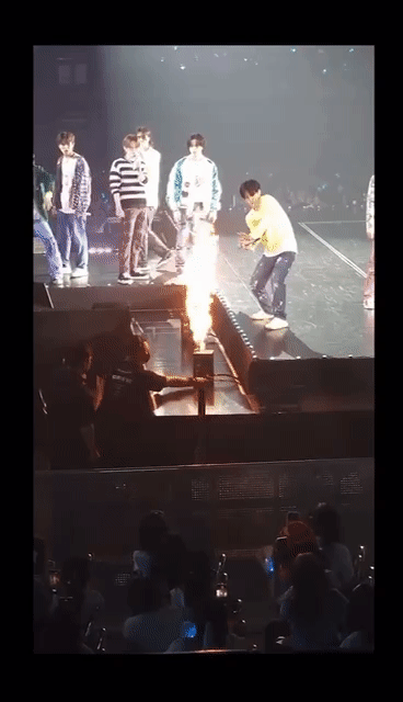 Thành viên nhóm em trai BLACKPINK suýt gặp tai nạn với lửa ngay trên sân khấu khiến fan vô cùng bức xúc - Ảnh 3.