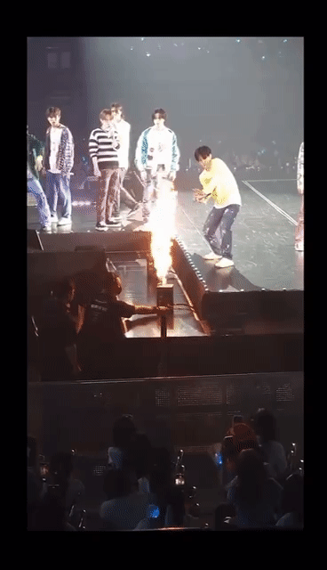 Thành viên nhóm em trai BLACKPINK suýt gặp tai nạn với lửa ngay trên sân khấu khiến fan vô cùng bức xúc - Ảnh 3. Thành viên nhóm em trai BLACKPINK suýt gặp tai nạn với lửa ngay trên sân khấu khiến fan vô cùng bức xúc - Ảnh 3.