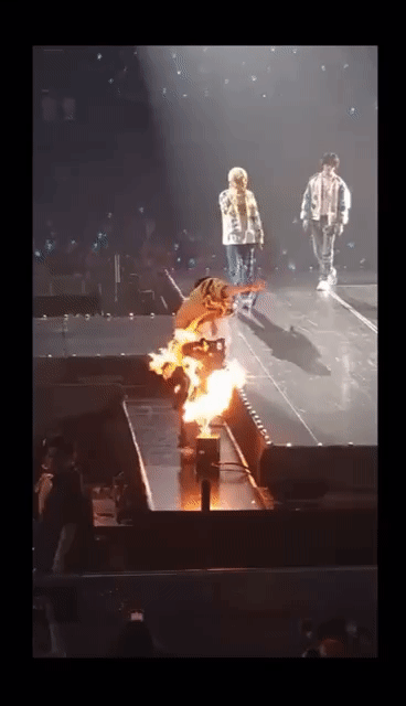 Thành viên nhóm em trai BLACKPINK suýt gặp tai nạn với lửa ngay trên sân khấu khiến fan vô cùng bức xúc - Ảnh 2.