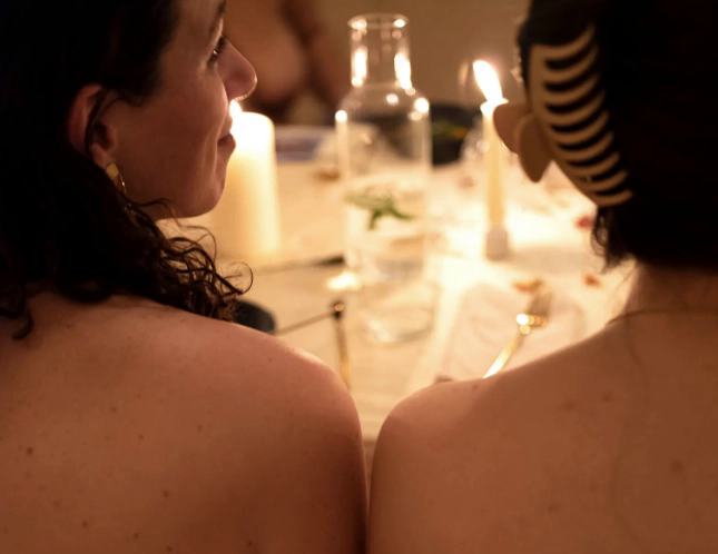Bữa tiệc kỳ lạ dành riêng cho phụ nữ, nơi họ cởi bỏ áo quần để kết nối với cơ thể - Ảnh 1.