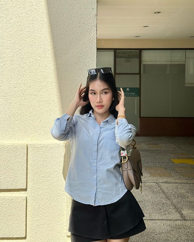 Cứ 1 mét vuông lại có 3 Lưu Diệc Phi: Nhờ trend ôm hoa, mẫu áo sơ mi xanh đơn giản bỗng trở nên viral - Ảnh 6. Cứ 1 mét vuông lại có 3 Lưu Diệc Phi: Nhờ trend ôm hoa, mẫu áo sơ mi xanh đơn giản bỗng trở nên viral - Ảnh 6.
