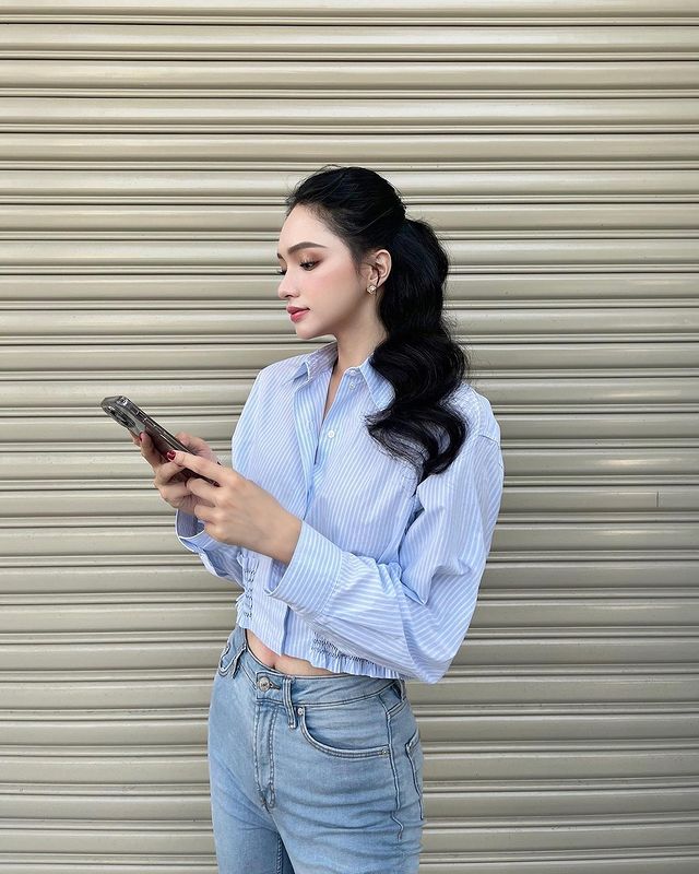 Cứ 1 mét vuông lại có 3 Lưu Diệc Phi: Nhờ trend ôm hoa, mẫu áo sơ mi xanh đơn giản bỗng trở nên viral - Ảnh 5. Cứ 1 mét vuông lại có 3 Lưu Diệc Phi: Nhờ trend ôm hoa, mẫu áo sơ mi xanh đơn giản bỗng trở nên viral - Ảnh 5.