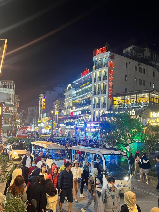 Clip: &Ocirc; t&ocirc; b&igrave; b&otilde;m lội trong biển nước ở Sapa, đường phố ngập nặng sau cơn mưa lớn - Ảnh 7.