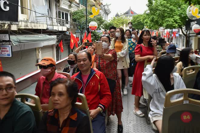 Người Hà Nội xếp hàng dưới mưa nhiều giờ đồng hồ để đi xe buýt 2 tầng miễn phí - Ảnh 13.
