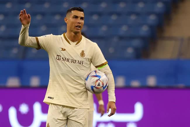 Ronaldo yêu cầu các nhân viên tuân thủ điều khoản không ai ngờ: Qua đời 70 năm cũng không được tiết lộ - Ảnh 3.