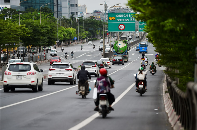 Chùm ảnh: Đường phố Hà Nội thông thoáng, người dân đi lại thuận lợi trong sáng 30/4 - Ảnh 6.
