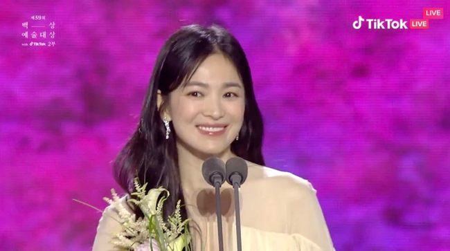 Song Hye Kyo được cả hậu cung chúc mừng giải Baeksang: Han So Hee u mê thấy rõ nhưng chưa bằng ác nữ The Glory - Ảnh 2.