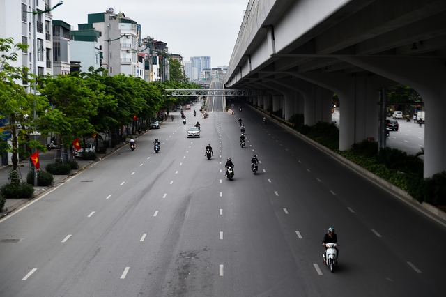 Chùm ảnh: Đường phố Hà Nội thông thoáng, người dân đi lại thuận lợi trong sáng 30/4 - Ảnh 4.