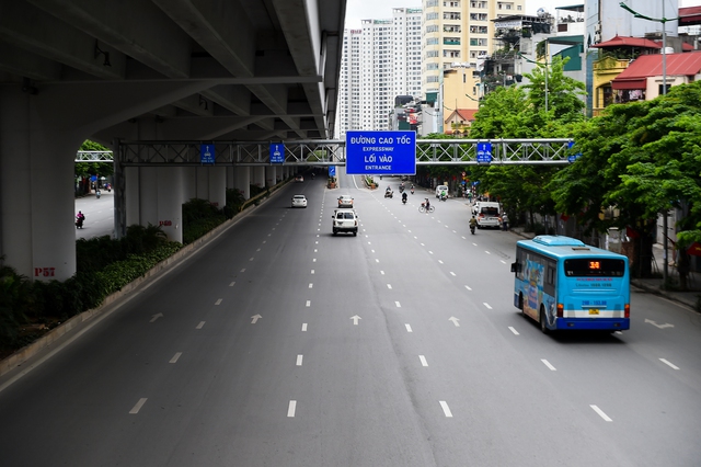 Chùm ảnh: Đường phố Hà Nội thông thoáng, người dân đi lại thuận lợi trong sáng 30/4 - Ảnh 3.