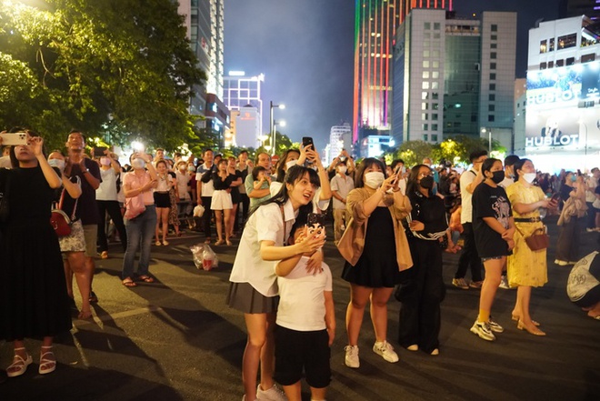 M&atilde;n nh&atilde;n m&agrave;n ph&aacute;o hoa chào mừng l&ecirc;̃ 30/4 tại TPHCM - Ảnh 6.