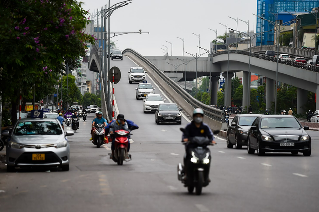 Chùm ảnh: Đường phố Hà Nội thông thoáng, người dân đi lại thuận lợi trong sáng 30/4 - Ảnh 14.