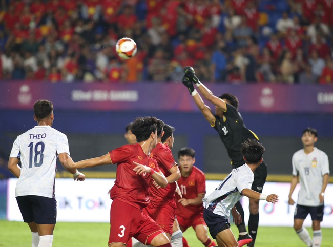 Tiền đạo 1m80 để tóc cực cháy lập siêu phẩm giúp U22 Việt Nam tại SEA Games 32 - Ảnh 14.