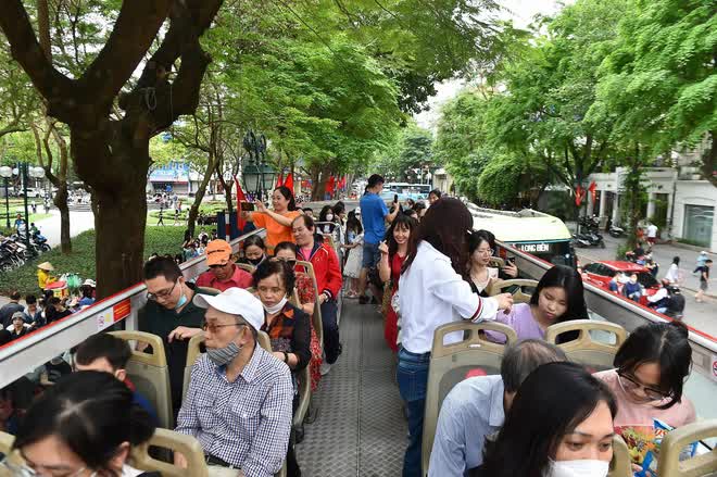 Người Hà Nội xếp hàng dưới mưa nhiều giờ đồng hồ để đi xe buýt 2 tầng miễn phí - Ảnh 11.