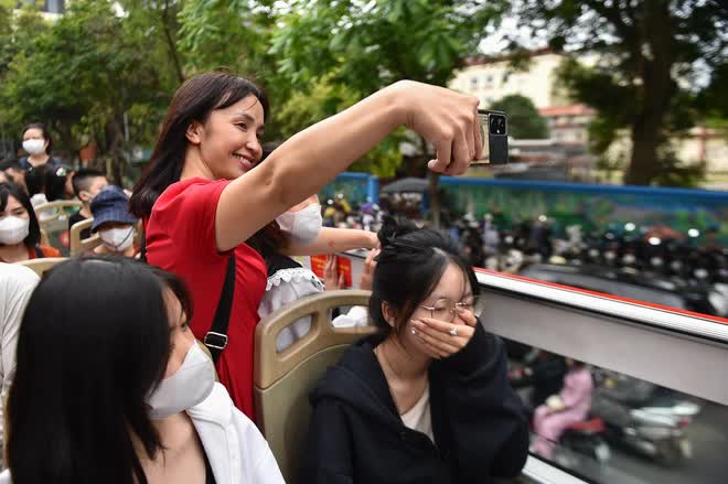 Người Hà Nội xếp hàng dưới mưa nhiều giờ đồng hồ để đi xe buýt 2 tầng miễn phí - Ảnh 10.