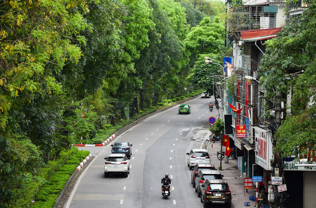 Chùm ảnh: Đường phố Hà Nội thông thoáng, người dân đi lại thuận lợi trong sáng 30/4 - Ảnh 10.