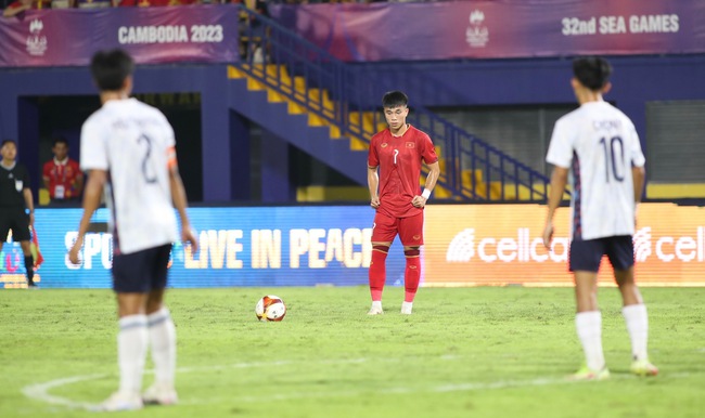 Tiền đạo 1m80 để tóc cực cháy lập siêu phẩm giúp U22 Việt Nam tại SEA Games 32 - Ảnh 10.