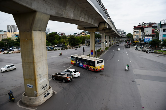 Chùm ảnh: Đường phố Hà Nội thông thoáng, người dân đi lại thuận lợi trong sáng 30/4 - Ảnh 7.