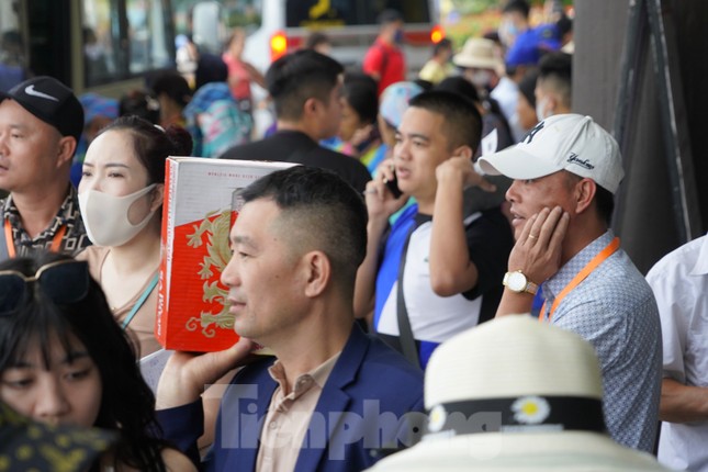 Nghìn người chen chân mua vé thăm vịnh Hạ Long - Ảnh 4.