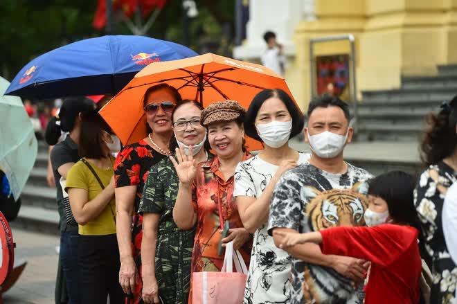 Người Hà Nội xếp hàng dưới mưa nhiều giờ đồng hồ để đi xe buýt 2 tầng miễn phí - Ảnh 6.