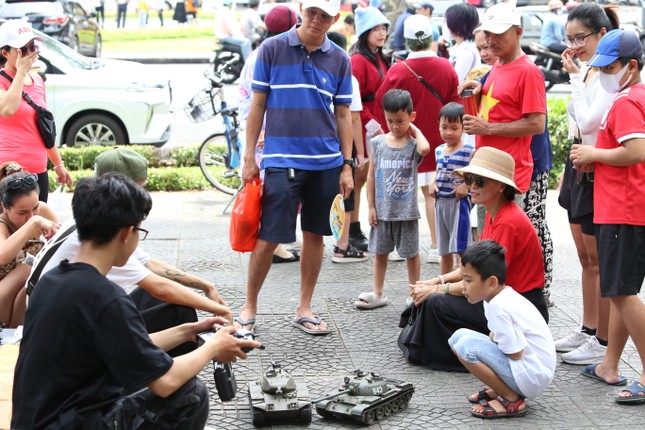 TP.HCM yên bình trong ngày vui đại thắng 30/4 - Ảnh 7.