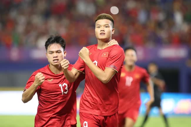 Bạn gái mừng rỡ sung sướng khi Nguyễn Văn Tùng mở tỉ số cho U22 Việt Nam tại SEA Games 32 - Ảnh 1.