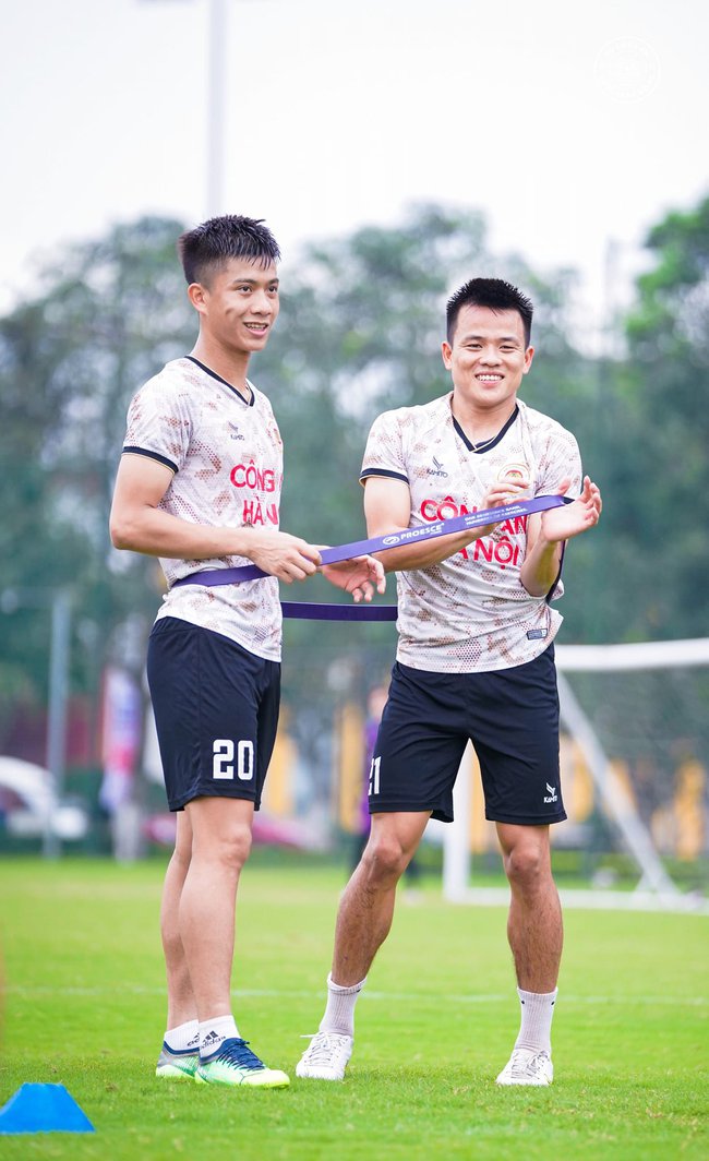 Nóng: Tiền vệ tuyển Việt Nam chấn thương nặng, ông Troussier vừa nhận chức đã phải lo sốt vó - Ảnh 3.