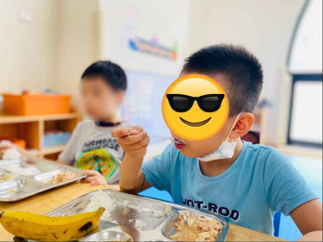 Vụ trường mầm non bị tố bớt suất ăn, phụ huynh bày tỏ: Con được lấy thêm đồ ăn, nhưng uống 2, 3 cốc nước cam trong veo như thế cũng chẳng có mấy dinh dưỡng - Ảnh 3.