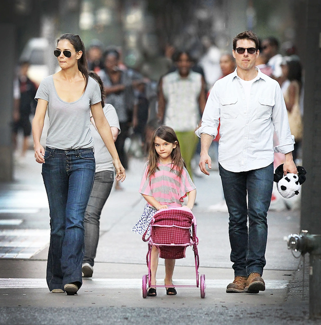 Suri Cruise ở tuổi 17: Tuổi thơ được mẹ nuôi dưỡng trong sự hạnh phúc dù vắng bóng cha, sở hữu vóc dáng nổi bật nhờ thói quen mẹ định hướng từ bé - Ảnh 3.