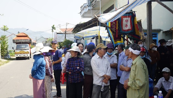 Vụ lật xe chở dưa hấu, 9 người thương vong: Không tìm được cửa thoát, tài xế chọn lao vào vách núi - Ảnh 5.