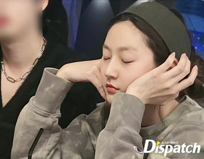 Nóng: Dispatch công bố loạt ảnh Kim Sae Ron chơi bài trong quán rượu giữa scandal - Ảnh 4.