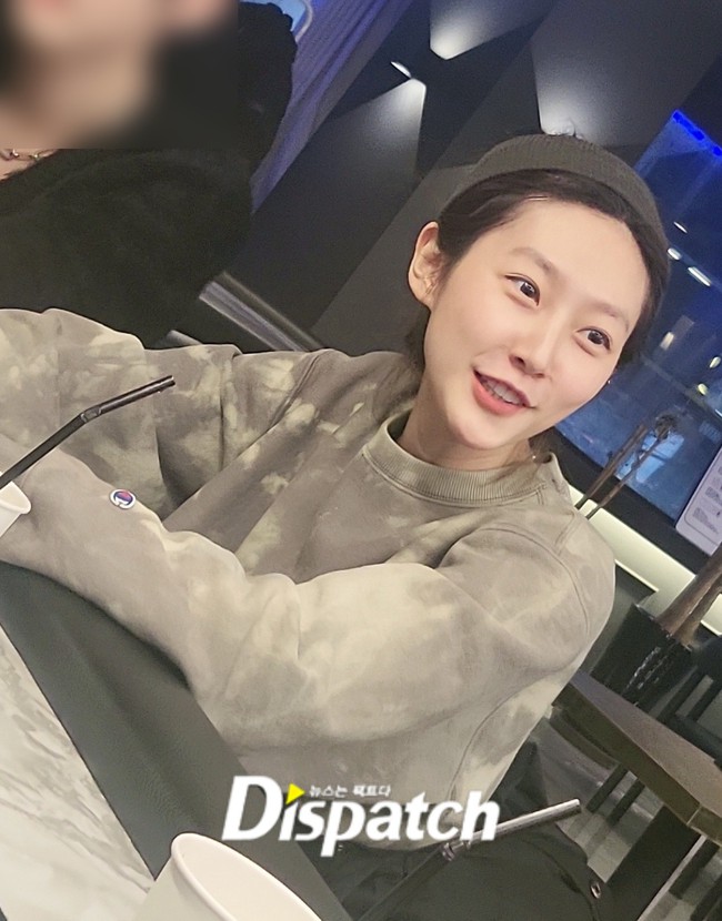 Nóng: Dispatch công bố loạt ảnh Kim Sae Ron chơi bài trong quán rượu giữa scandal - Ảnh 3.