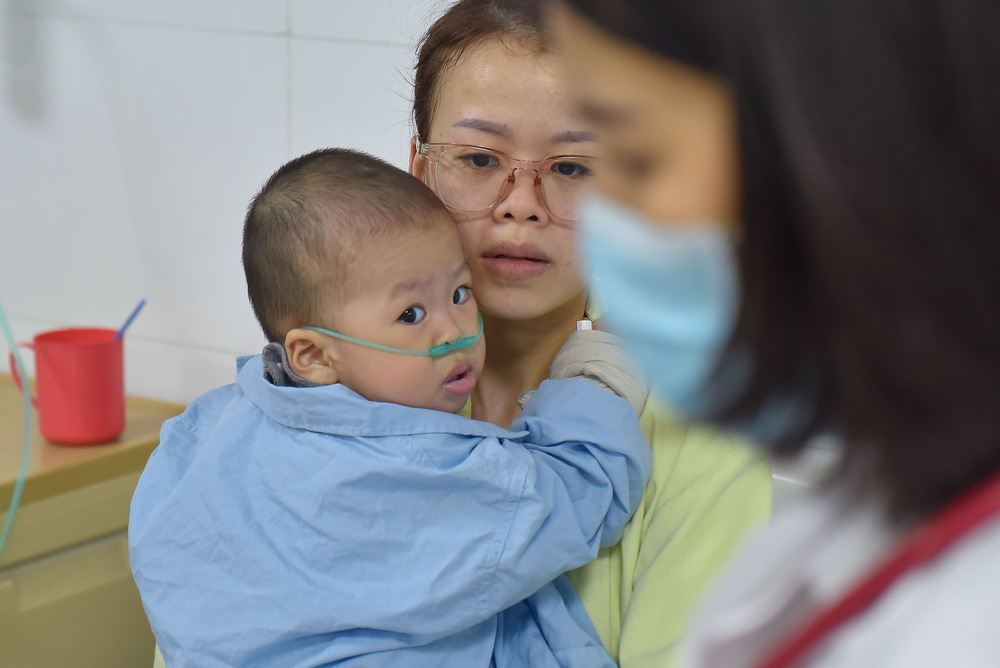 Trẻ nhập viện do virus hợp bào hô hấp gia tăng, nhiều ca biến chứng nặng - Ảnh 3.