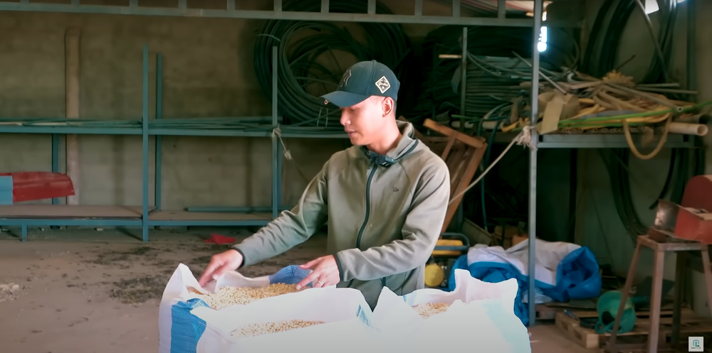 Bị nghi khai khống trọng lượng bao ngô tặng bà con châu Phi, Quang Linh Vlogs làm clip kiểm chứng, kết quả bất ngờ - Ảnh 1.