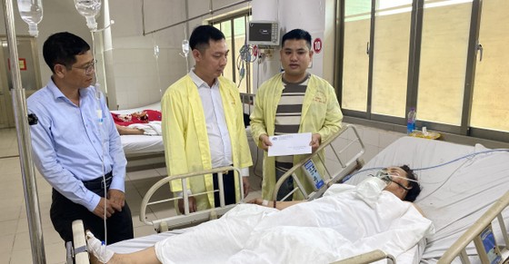 Vụ lật xe chở dưa hấu, 9 người thương vong: Không tìm được cửa thoát, tài xế chọn lao vào vách núi - Ảnh 1.