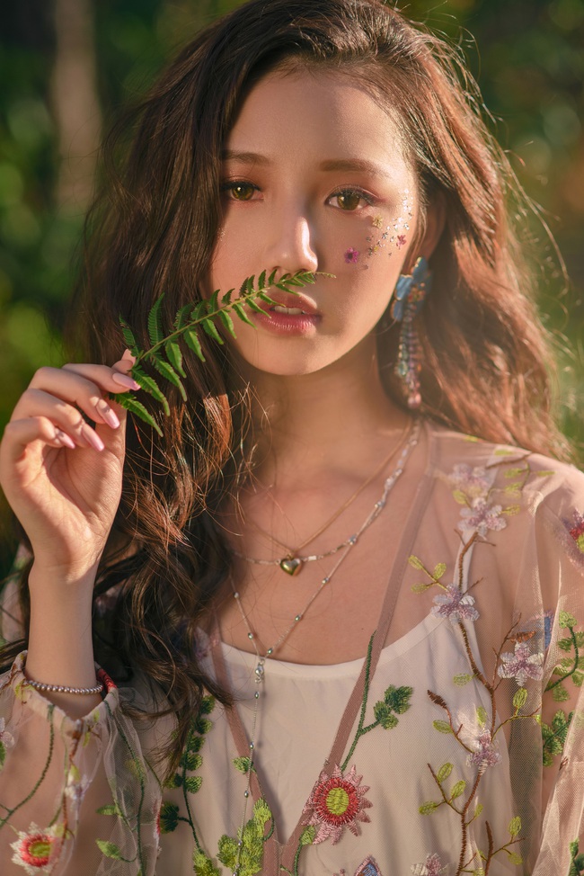 Sự nghiệp rực rỡ của nữ ca sĩ Việt sinh năm 2000: Ra mắt 4 năm sở hữu gần 20 hit, b&agrave;i n&agrave;o cũng trend ph&aacute; đảo MXH! - Ảnh 3.