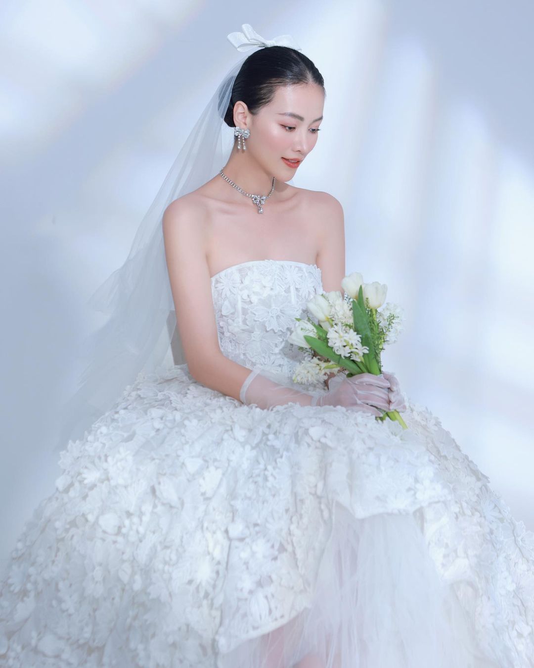 Hoa hậu Phương Khánh bất ngờ đăng ảnh mặc váy cưới để thông báo ngày đặc biệt  - Ảnh 1.