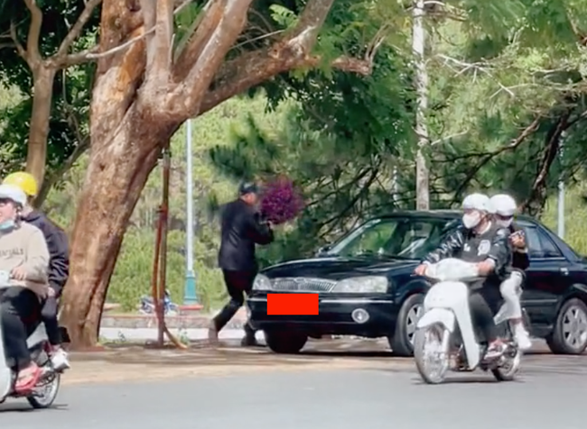 Clip người đàn ông đi ô tô xuống hái hoa ven đường ở Đà Lạt khiến dân tình phẫn nộ - Ảnh 2. Clip người đàn ông đi ô tô xuống hái hoa ven đường ở Đà Lạt khiến dân tình phẫn nộ - Ảnh 2.