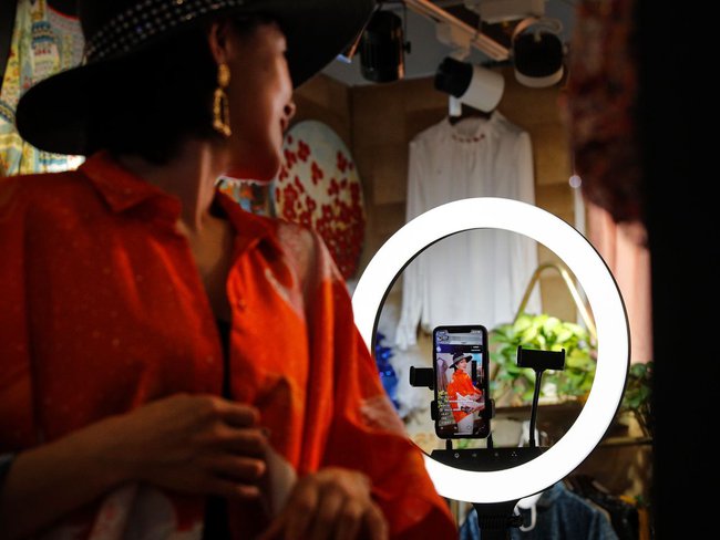 Thâm nhập thế giới của những “chiến thần” livestream: Đứng sau màn hình thu tiền tỷ, biến mất sau 1 đêm và góc khuất chẳng ai thấu - Ảnh 4.