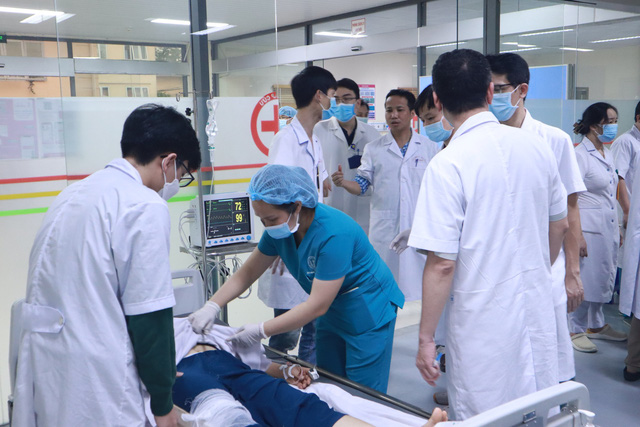 Vụ xe điên đâm liên hoàn tại Hà Nội: Bệnh viện E thông tin về 2 bệnh nhân chấn thương rất nặng - Ảnh 3.