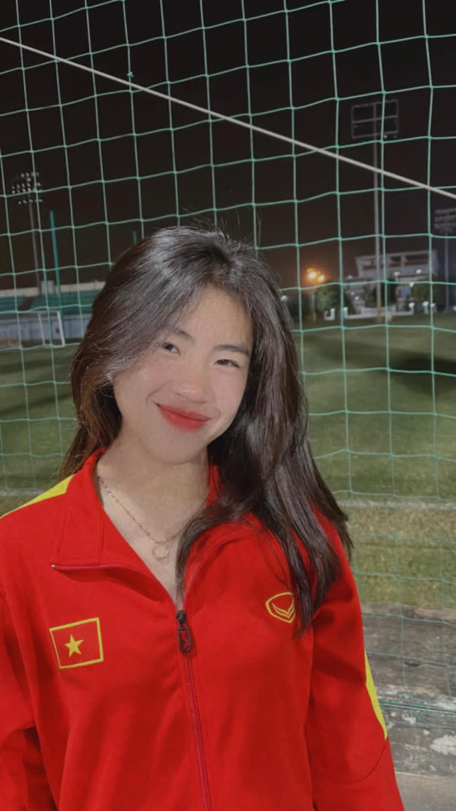 Say đắm nhan sắc của Thanh Nhã, tiền vệ vừa lập siêu phẩm cho đội tuyển nữ Việt Nam - Ảnh 1.