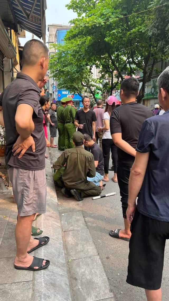 Hà Nội: Truy tìm tài xế ô tô hất văng cán bộ Công an trên phố Hạ Đình - Ảnh 1.