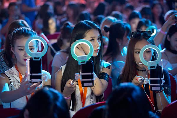 Thâm nhập thế giới của những “chiến thần” livestream: Đứng sau màn hình thu tiền tỷ, biến mất sau 1 đêm và góc khuất chẳng ai thấu - Ảnh 3.