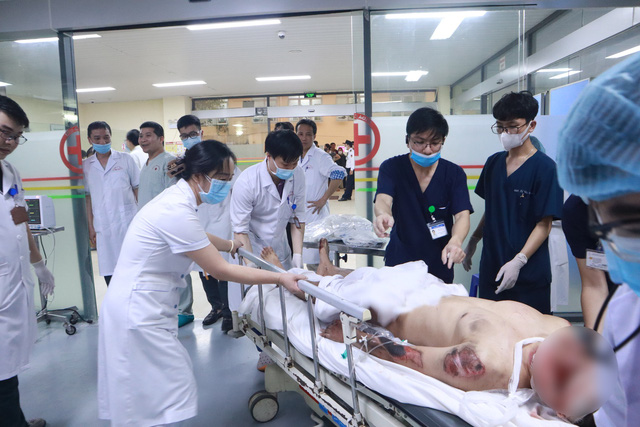 Vụ xe điên đâm liên hoàn tại Hà Nội: Bệnh viện E thông tin về 2 bệnh nhân chấn thương rất nặng - Ảnh 2.