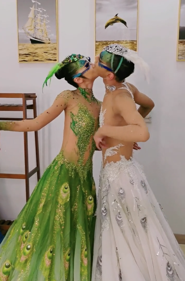 Chim c&ocirc;ng l&agrave;ng m&uacute;a Dương Lệ B&igrave;nh bị chỉ tr&iacute;ch v&igrave; điệu nhảy gợi dục - Ảnh 2.
