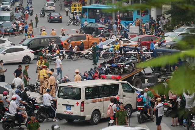 Giám đốc Công an TP.Hà Nội chỉ đạo điều tra vụ tài xế chở vợ đi khám bệnh gây tai nạn liên hoàn trên đường Võ Chí Công - Ảnh 1.
